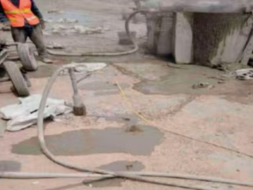 合浦水泥混凝土路面板底注浆技术 路面脱空注浆整治方案